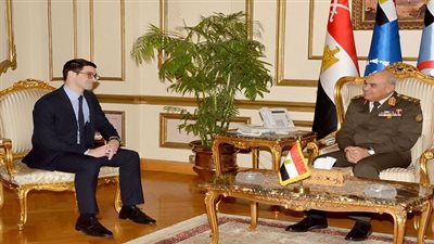 وزير الدفاع يلتقى مساعد وزير الدفاع الأمريكى لشئون الأمن الدولى