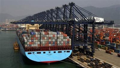 وصول وسفر 696 راكب بميناء سفاجا وتداول 185 شاحنة