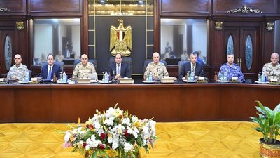 السيسي يطلع على اجراءات القضاء على البؤر الإرهابية مع القيادات العسكرية