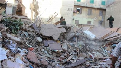 العناية الألهية تنقذ 5 اسر من الموت إثر إنهيار منزل مكون من 4 طوابق ببنها