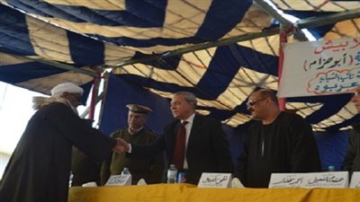 محافظ قنا يشهد جلسة الصلح بين قبيلة النجمية والبلابيش