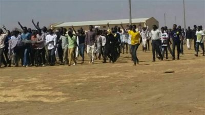 السودان تغلق جامعة بعد احتجاجات على مقتل طالبين وعسكري