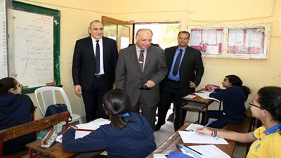 محافظ القاهرة يتفقد امتحانات التيرم الأول للشهادة الإعدادية