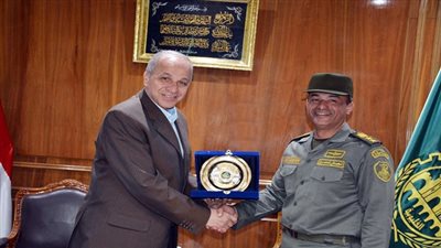 محافظ القليوبية يكرم المستشار العسكرى  للمحافظة 