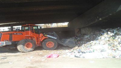 نظافة الجيزة ترفع مخلفات شارع 