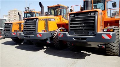 محافظة القليوبية تستلم 3 لوادر لدعم منظومة النظافة بالمحافظة