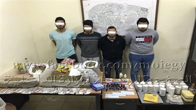 ضبط أربعة أشخاص لقيامهم بتصنيع مخدر الإستروكس والإتجار به 