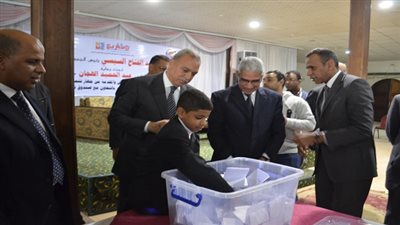 محافظ قنا يشهد اجراء القرعة العلنية لتسليم 16 سيارة ربع نقل للشباب