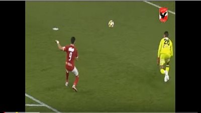 شاهد| موقف كوميدي بين نجمي الأهلي.. ماذا حدث؟