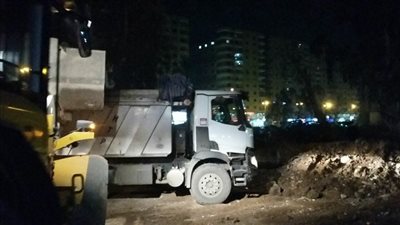 رفع 2400 طن مخلفات هدم بطريق ترعة المريوطية