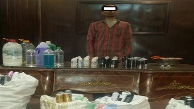 ضبط صاحب مخزن لإعادة تعبئة مزيل العرق بدون ترخيص بالمعادى