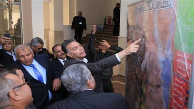 وزير النقل يتابع أعمال تطوير وإعادة رصف وتوسعة مشروعات الطرق بالوادي الجديد 