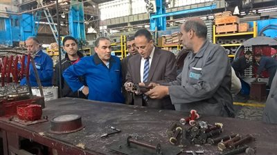 جولة مفاجأة لرئيس هيئة السكك الحديدية لشركة ايرماس المتخصصة في إعادة تأهيل جرارات السكك الحديدية