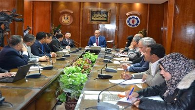 بالصور .. محافظ السويس يستعرض فرص الاستثمار بالمحافظة مع القنصل الصينى