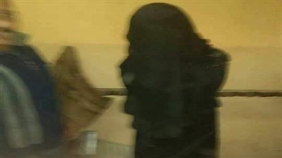 ضبط شاب متنكرا في زي 