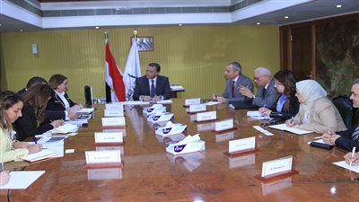 عرفات يلتقي وفد البنك الإوروبي لبحث التعاون في مجالات السكك الحديدية ومترو الانفاق والنقل النهري