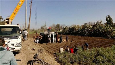 بالصور.. إنقلاب سيارة نقل يتسبب في شلل مروري علي طريق عزبة كريم ببنها