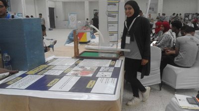 طالبة تعد دراسة للتخلص من عوادم السيارات