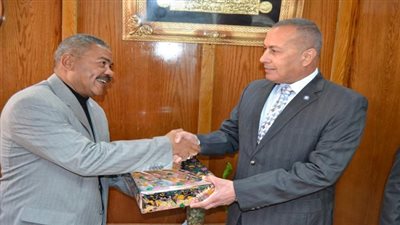 بالصور.. محافظ السويس يكرم المتميزين فى المديريات والأحياء