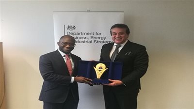 وزير التعليم العالى والبحث العلمى يبحث سبل دعم التعاون الثقافي والعلمي مع نظيره البريطاني