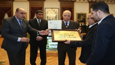 محافظ القاهرة: تواجد أهالي شهداء الجيش والشرطة بديوان عام محافظة القاهرة تكريم لنا وليس لهم