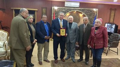 بيت العائلة المصرية يهدى مدير امن السويس درع البيت تقدير لدور رجال الشرطة