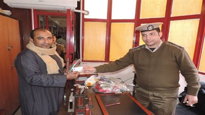 بالصور.. أمن القليوبية يوزع الورود علي المواطنين بمناسبة عيد الشرطة