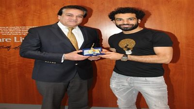 عبد الغفار يزور نجم المنتخب المصرى ولاعب نادى ليفربول الإنجليزي محمد صلاح 