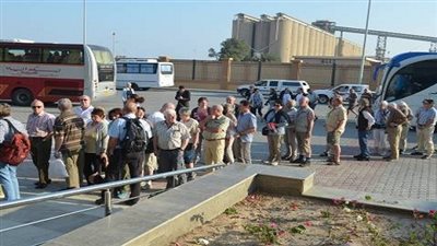 وصول وسفر 991 راكب بميناء سفاجا وتداول 348 شاحنة