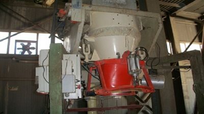 ضبط مصنع لإنتاج الأعلاف الحيوانية من بودرة البلاط بالقليوبية