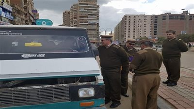 مرور الفيوم يحتفل بعيد الشرطة وسط المواطنين بالشوارع وتوزيع الحلوي عليهم