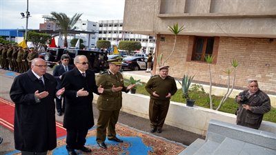 محافظ القليوبية ومدير الأمن يضعان اكليل من الزهور على قبر الجندى المجهول
