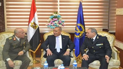 بالصور.. محافظ السويس وقائد الجيش يقدمان التهنئة لقيادات الداخلية بمناسبة عيد الشرطة