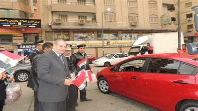 الداخلية فى السويس توزع الاعلام والورود على المواطنين