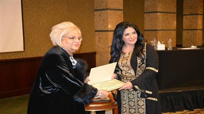 بالصور.. تكريم الفنانة الأردنية عبير عيسى عن مشوارها الفنى خلال فعاليات ملتقى الثقافة العربية