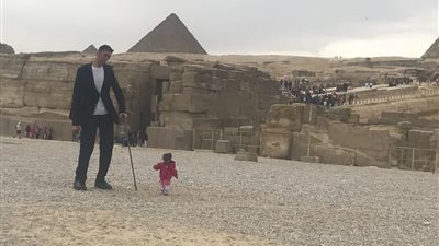 أطول رجل وأقصر امرأة فى العالم يروجون للسياحة.. ماذا فعلوا؟