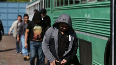 البحرية الليبية تنقذ 5 بحارة مصريين بعد تحطم قاربهم شرق مدينة درنة