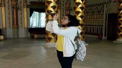 التعليم: تكريم طالبة بالمعاهد القومية بمعرض 