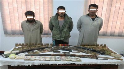 ضبط 4أشخاص بينهم هاربَيْن من السجون وبحوزتهم 4 قطع سلاح نارى و611 طلقة نارية مختلفة الأعيرة
