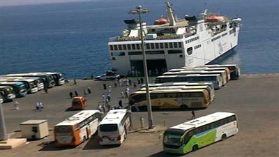 وصول وسفر 815 راكب بميناء سفاجا و تداول 372 شاحنة