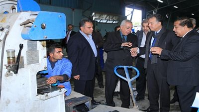 وزير النقل في جولة تفقدية لمصنع العلامات الارشادية بالهيئة العامة للطرق والكباري