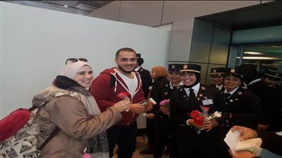 شرطة ميناء القاهرة الجوى تقوم بتوزيع الزهور على المسافرين داخل صالات السفر 