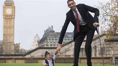 أطول رجل في العالم يغادر القاهرة بعد الترويج للسياحة المصرية