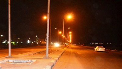 البدء فى إنارة طريق 