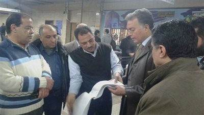 وزير النقل يتابع تركيب بوابات التذاكر الجديدة وانتظام زمن التقاطر