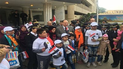 أطفال مستشفى 57357 يقدمون التهنئة لرجال الشرطة بمديرية أمن الجيزة
