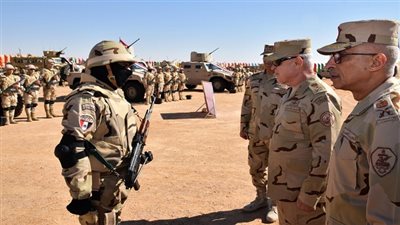 رئيس الأركان يتفقد عناصر من تشكيلات ووحدات الجيش الثانى الميدانى بسيناء