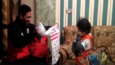 شاهد| طفل يعبر عن حبه للزمالك بطريقة غريبة.. ماذا فعل؟