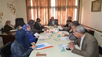 محافظ السويس يعقد اجتماعا مع لجنة تقنين أراضى الدولة  لمتابعة اعمالها