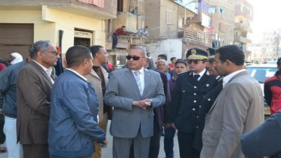محافظ السويس يوجه بمصادرة اي سيارات متروكة واي فروشات للباعة بشوارع وميادين المحافظة 